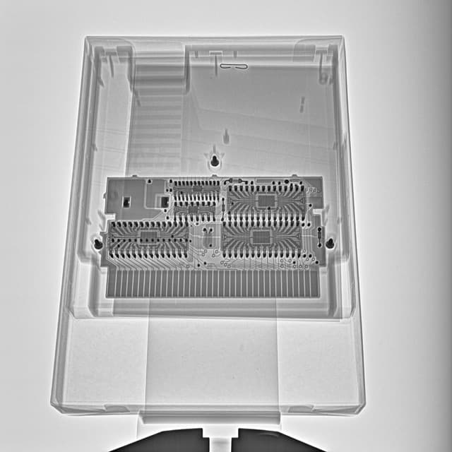 Röntgenscan einer versiegelten Cartridge: Gehäuse, Schrauben und Platine sind sichtbar