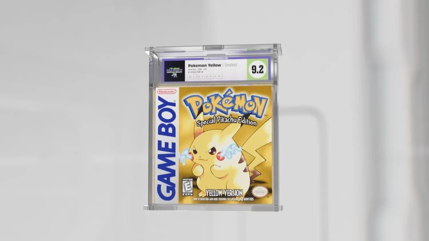 Geschlossenes TGM-Case mit einem versiegelten, gegradeten Videospiel und dem Label der Note darin