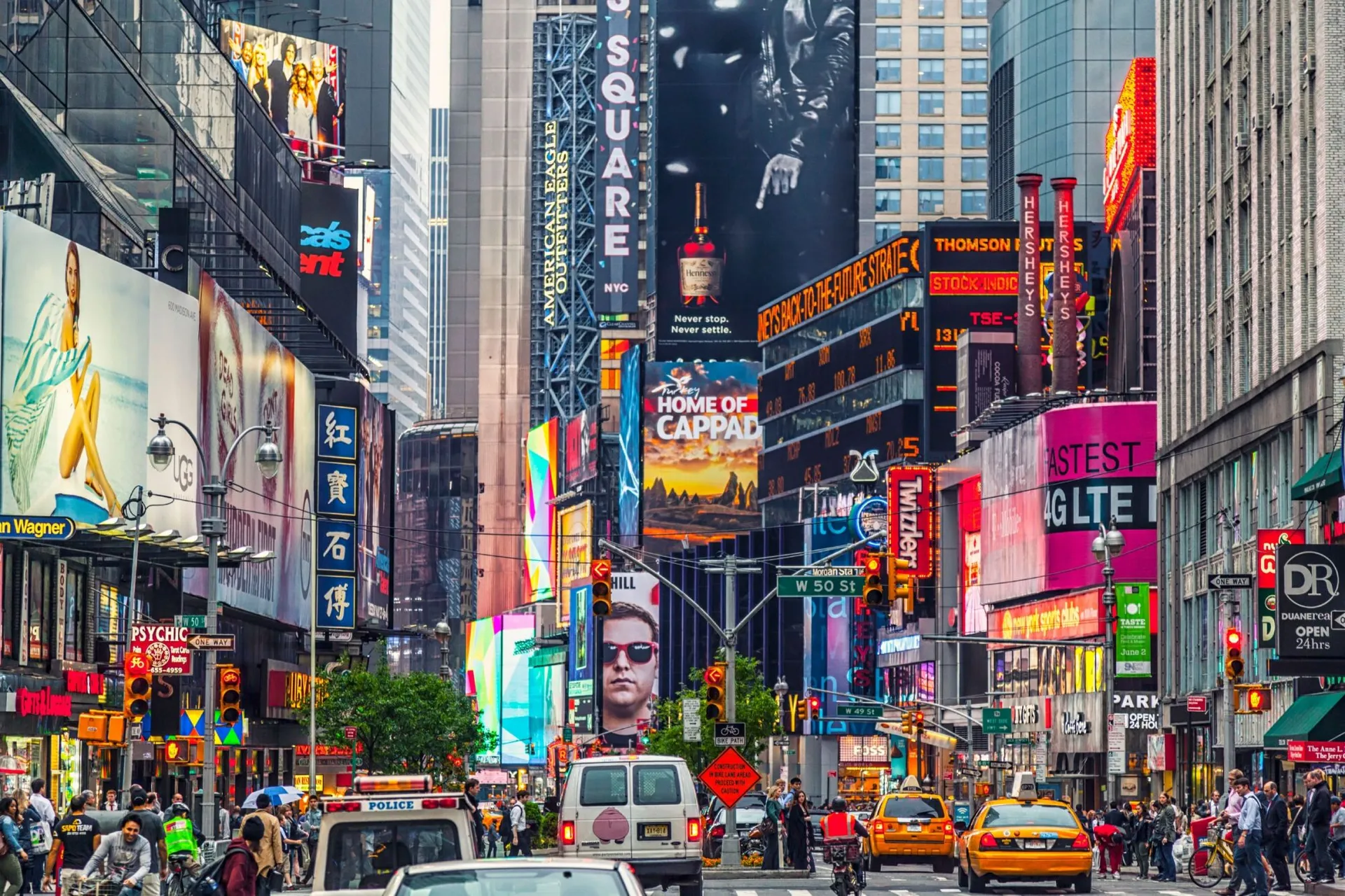 Der internationale Markt des Videospielsammelns: Neonschaufenster am Times Square