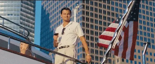 Leonardo DiCaprio hebt sein Glas zum Anstoßen.